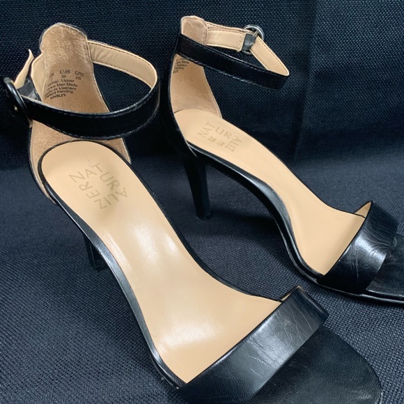 Naturalizer Heels - Picture 2 of 3